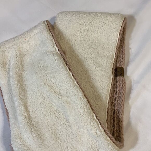 C.C Exclusives crocheted scarf with faux fur lining - Picture 5 of 7